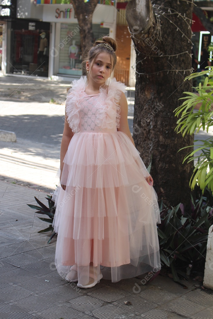 Linda menina jovem fazendo ensaio fotográfico vestido de princesa