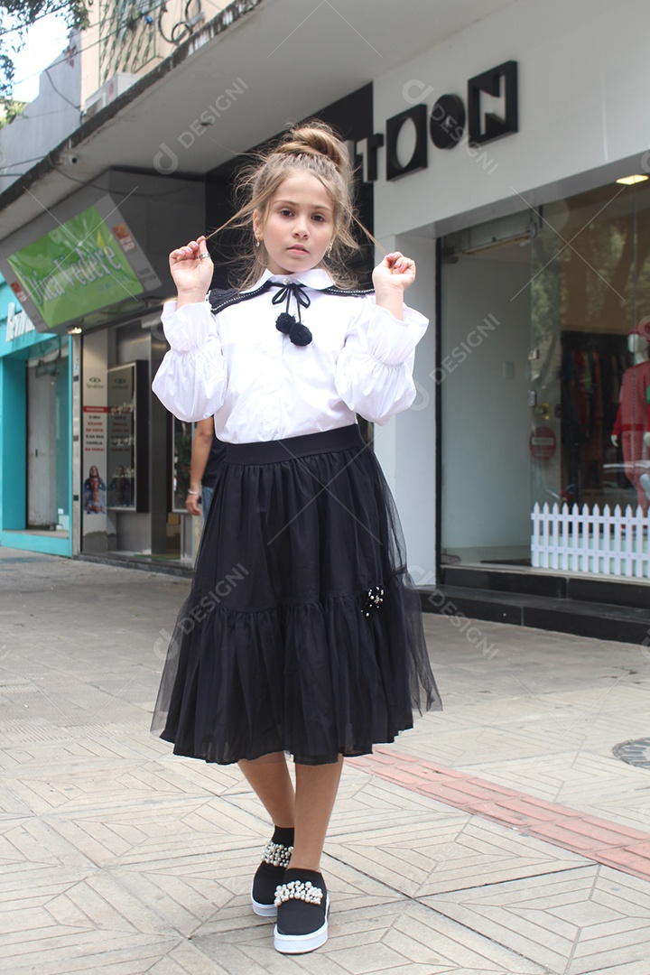 Linda menina jovem fazendo ensaio fotográfico