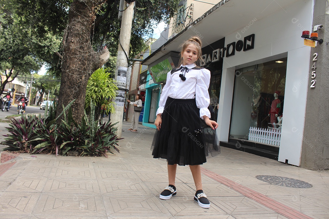 Linda menina jovem fazendo ensaio fotográfico