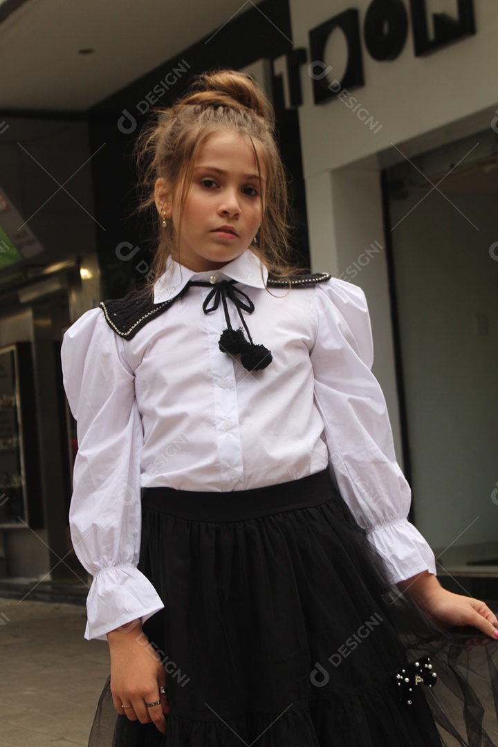 Linda menina jovem fazendo ensaio fotográfico