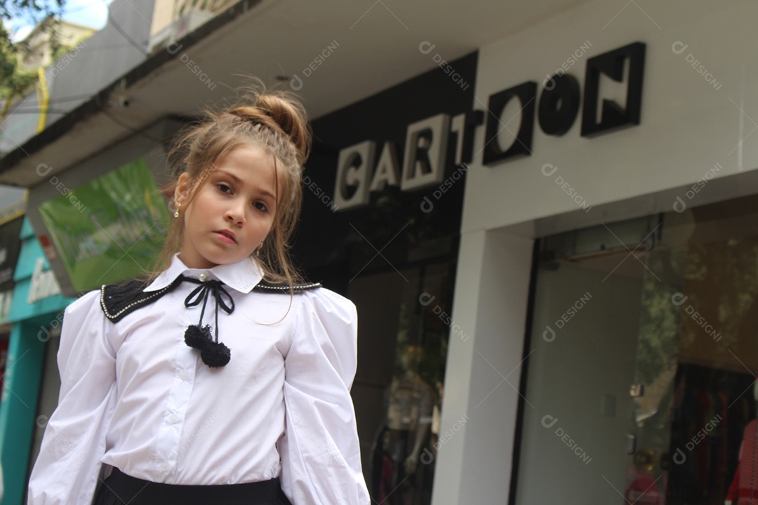 Linda menina jovem fazendo ensaio fotográfico