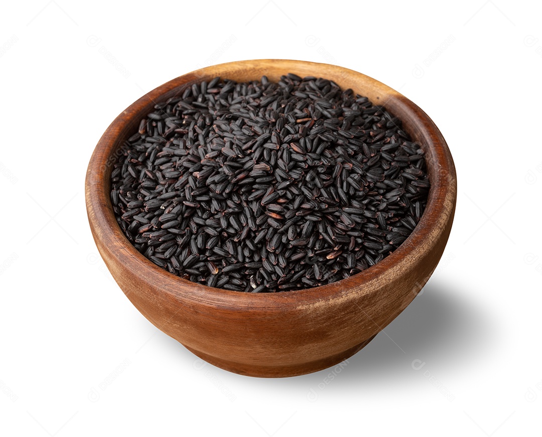 Arroz preto cru em uma tigela isolada sobre fundo branco.