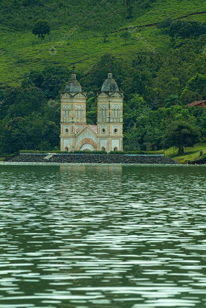 Torres da Igreja Submersa da cidade de Itá em Santa Catarina.