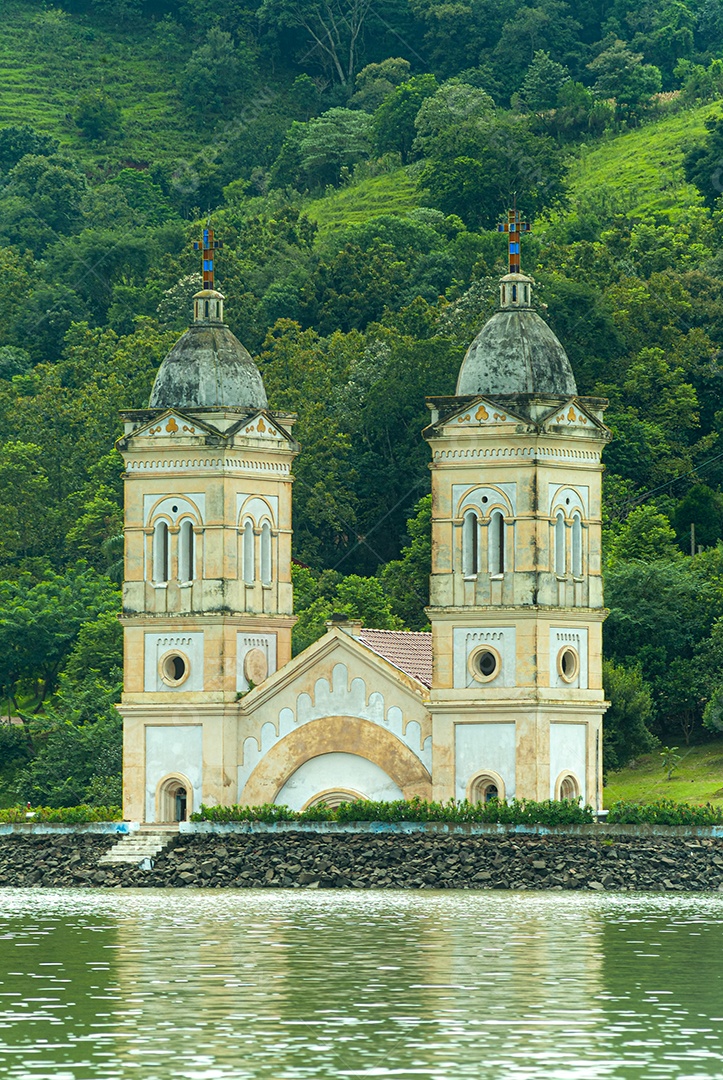Torres da Igreja Submersa da cidade de Itá em Santa Catarina.