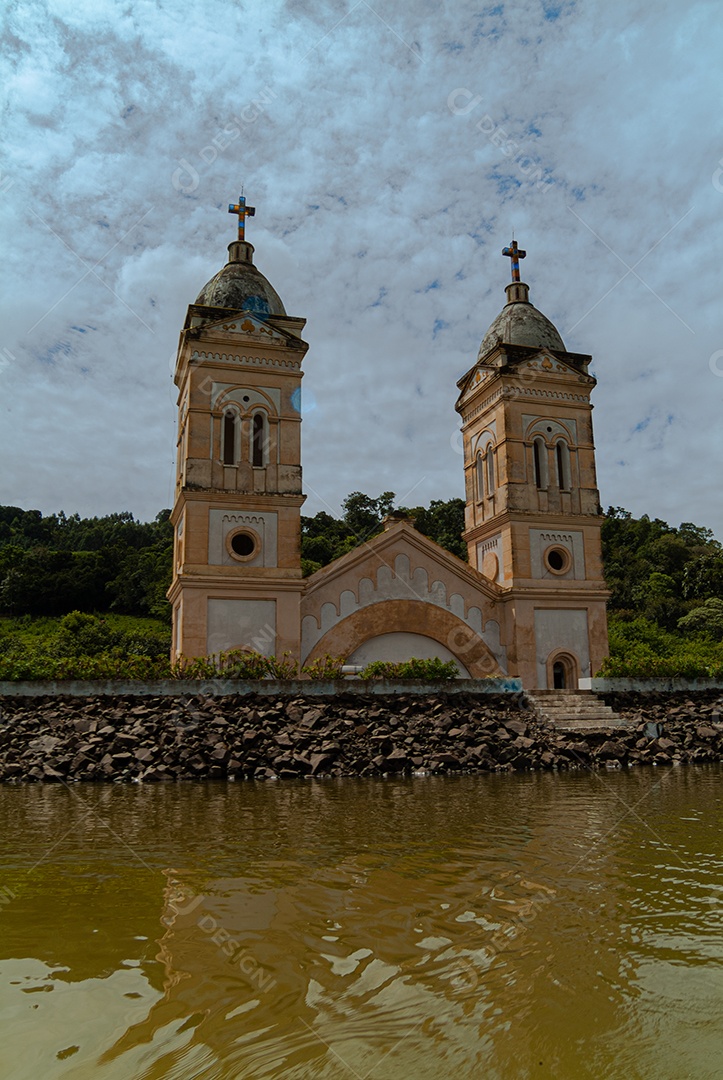 Torres da Igreja Submersa da cidade de Itá em Santa Catarina.