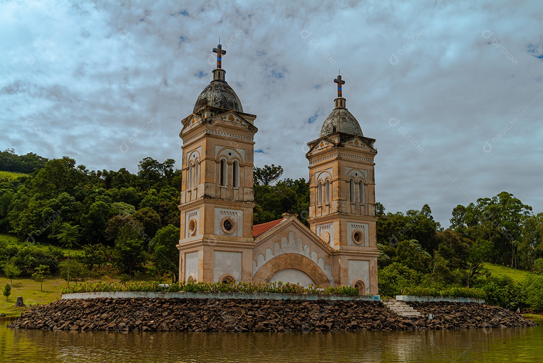 Torres da Igreja Submersa da cidade de Itá em Santa Catarina.