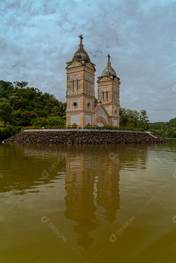 Torres da Igreja Submersa da cidade de Itá em Santa Catarina.