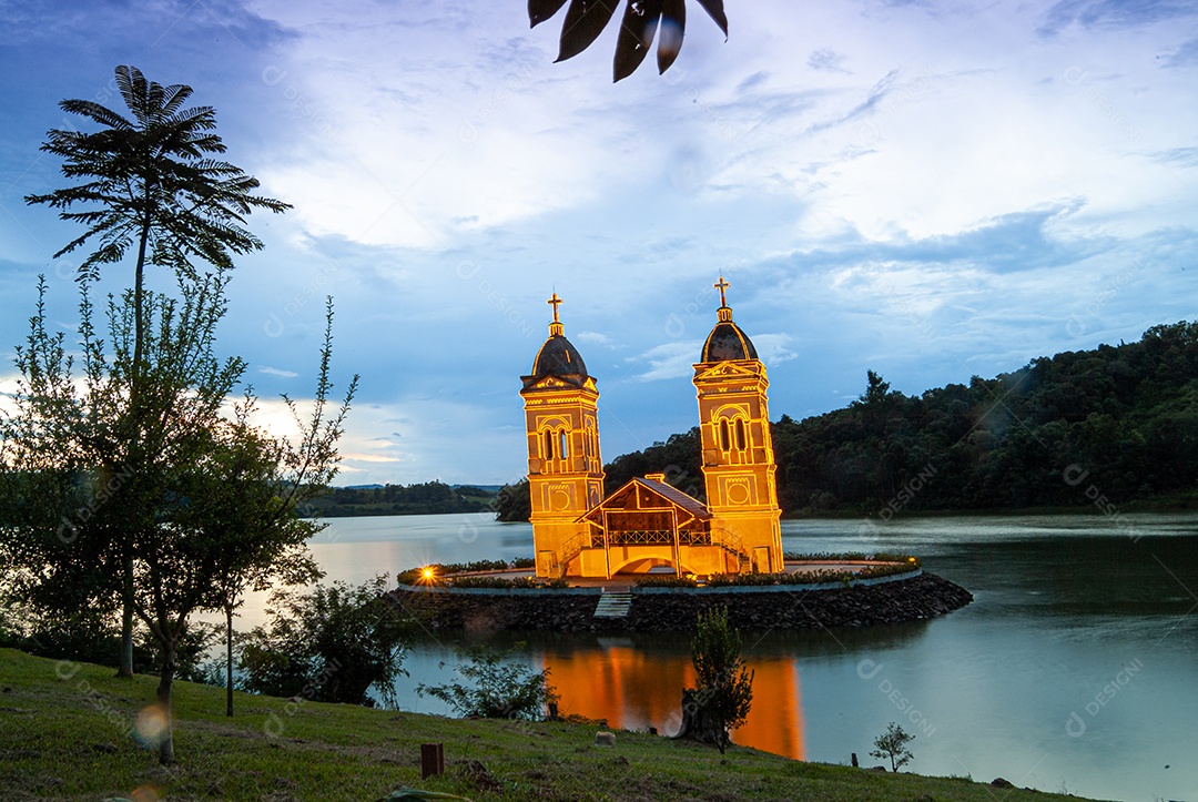 Torres da Igreja Submersa da cidade de Itá em Santa Catarina.