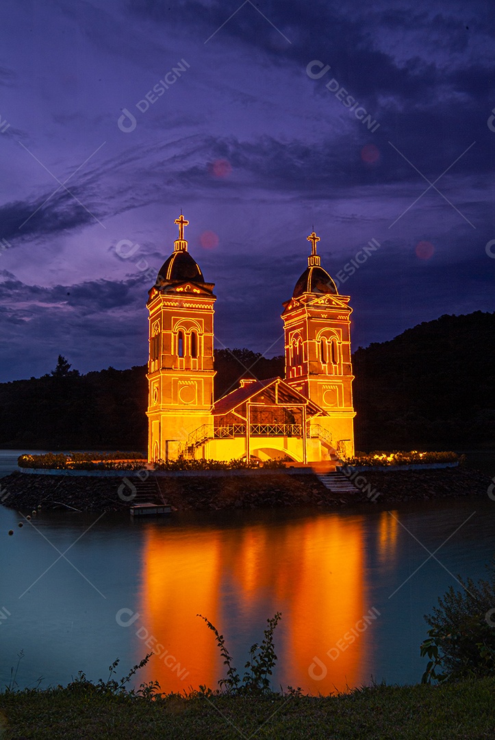 Torres da Igreja Submersa da cidade de Itá em Santa Catarina.