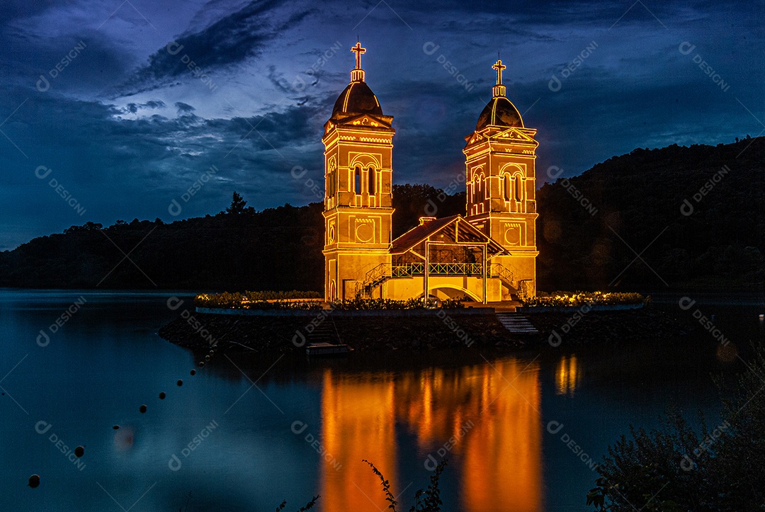 Torres da Igreja Submersa da cidade de Itá em Santa Catarina.