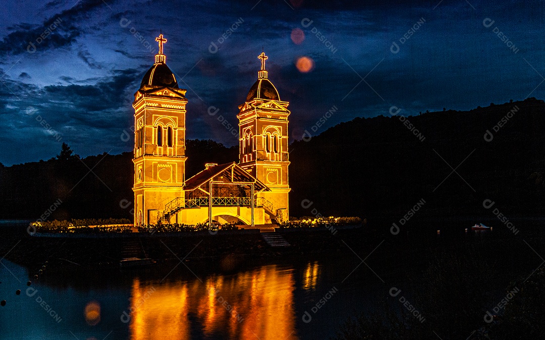 Torres da Igreja Submersa da cidade de Itá em Santa Catarina.