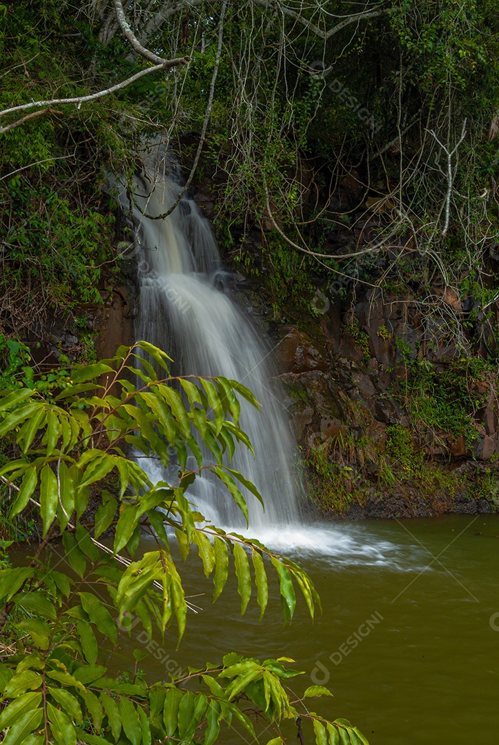 Pequena cachoeira localizada no Lago Ita em Santa Catarina.