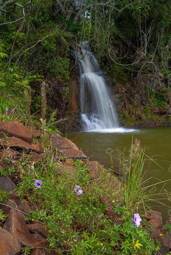 Pequena cachoeira localizada no Lago Ita em Santa Catarina.