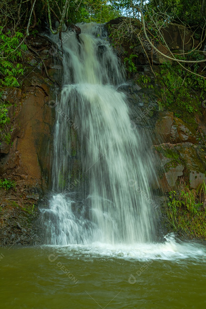 Pequena cachoeira localizada no Lago Ita em Santa Catarina.