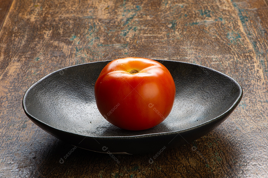 Tomate sobre uma tigela de ferro