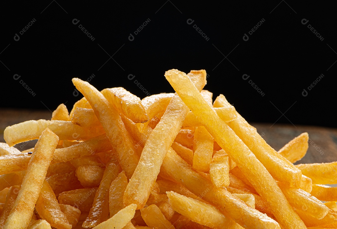Batata frita sobre fundo isolado