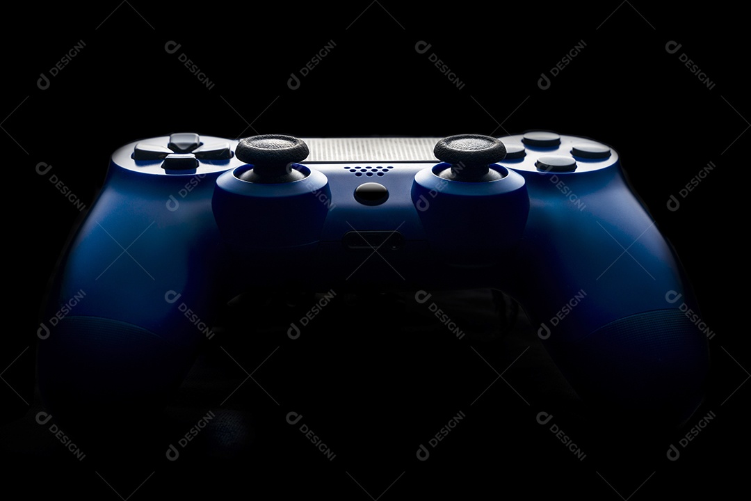 Controlador de videogame azul em fundo preto conceito de videogame