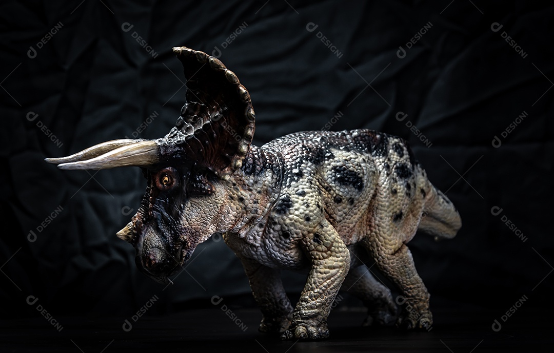 dinossauro, triceratops no escuro