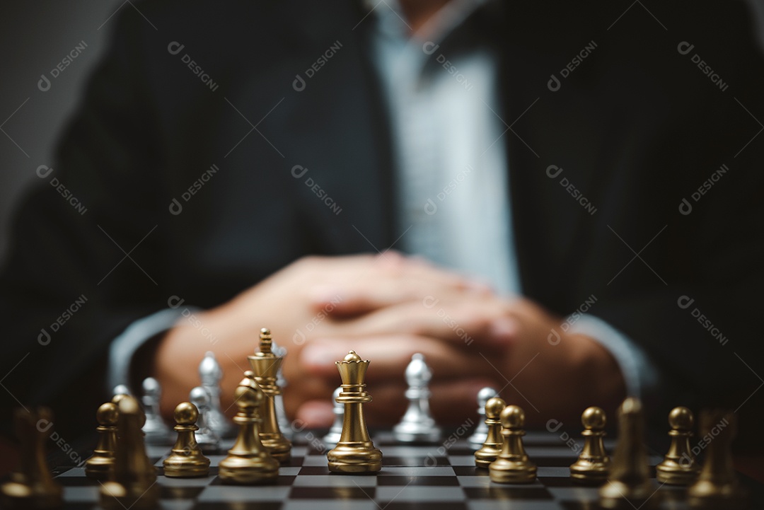 Ideia de negócio de sucesso de planejamento estratégico e metas. Empresário olhando xadrez para o tabuleiro.