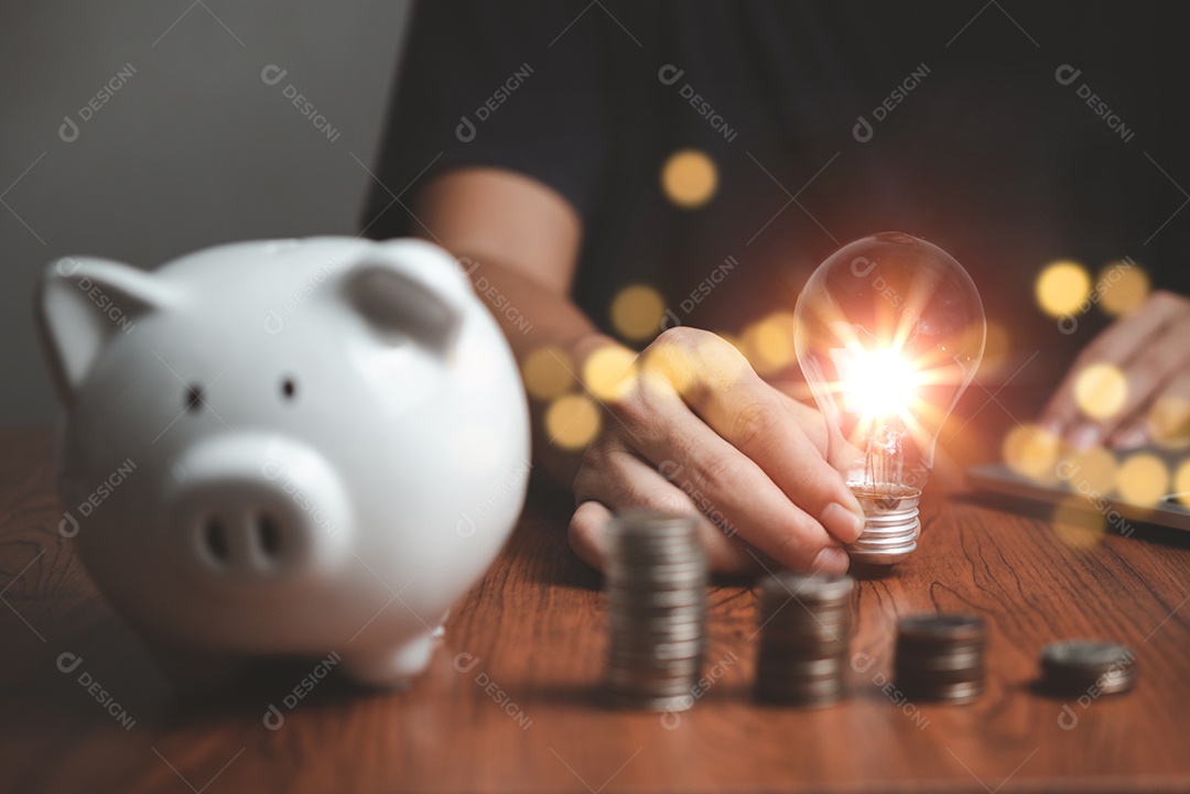 Estratégia de crescimento de negócios lucro pilha conhecimento investimento riqueza finance.businessman segurando lâmpada criatividade econômica economia de energia e dinheiro conceito.