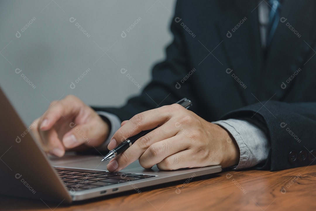 Feche o homem trabalhando e digitando no teclado do computador portátil Trabalhe em home office, teletrabalho, conceito de aprendizado on-line.