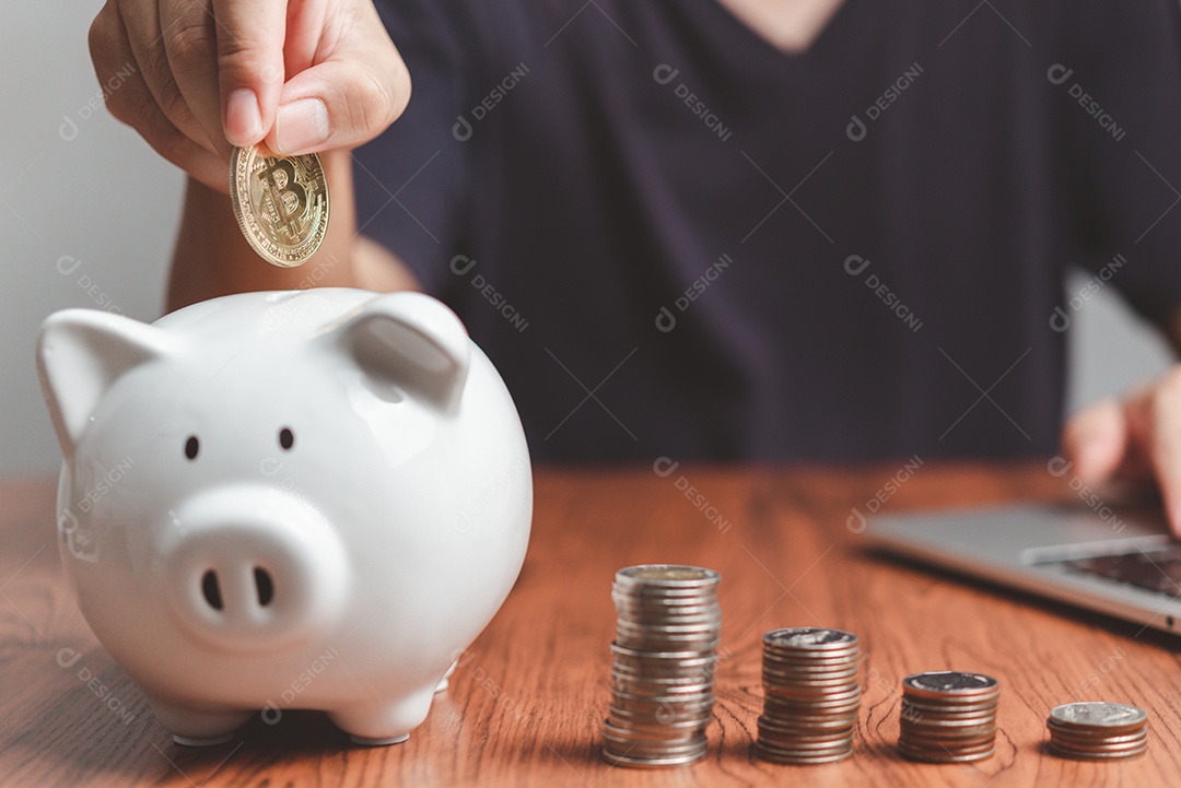 Poupança de negócios e finanças. Ativos digitais Futuro Bitcoin Criptomoeda dourado colocando em branco cofrinho. troca de investimento fundo blockchain conceito.