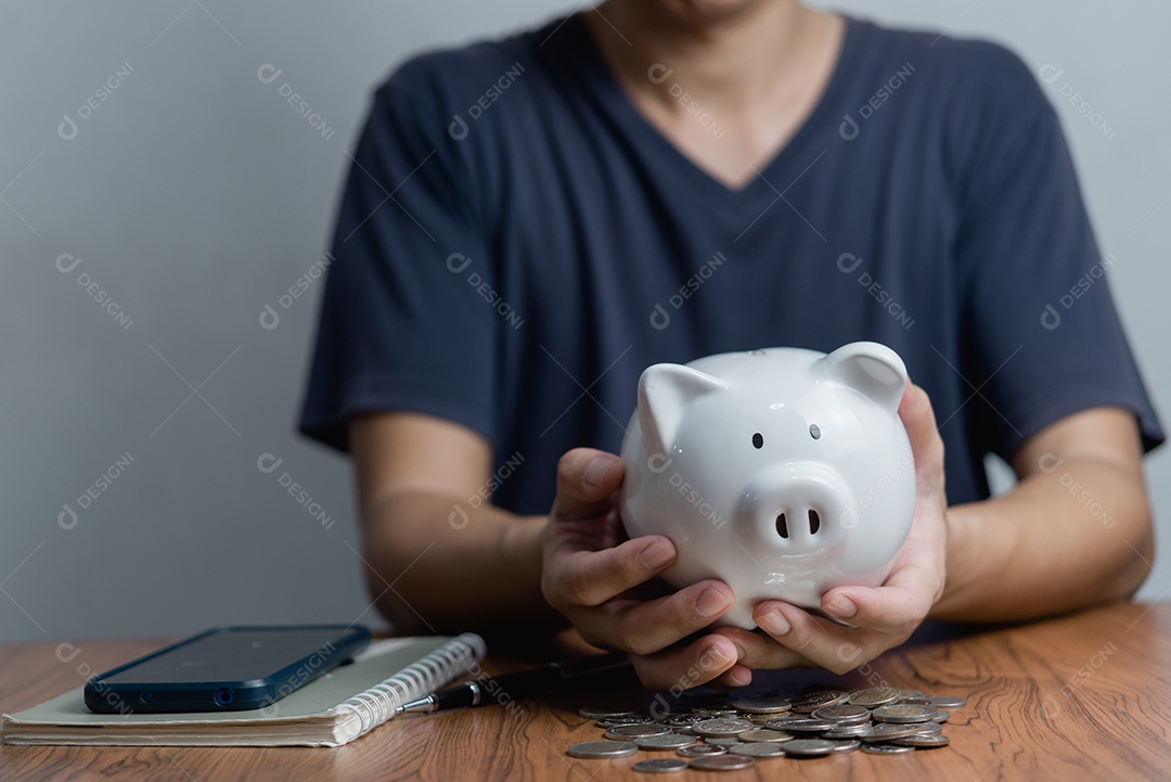 Mão segurando o cofrinho finanças economizando dinheiro plano investimento imposto de crescimento e aposentadoria ou seguro riqueza .