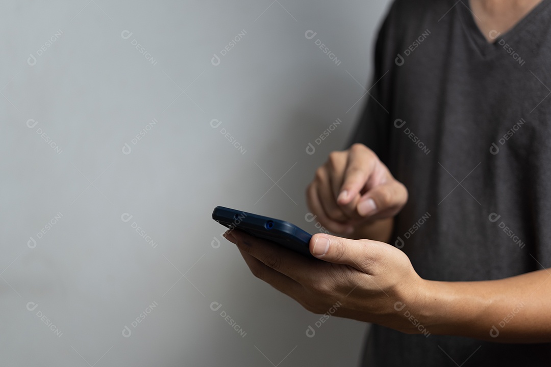 Mão de homem segurando a comunicação de tecnologia de telefone inteligente móvel digital.