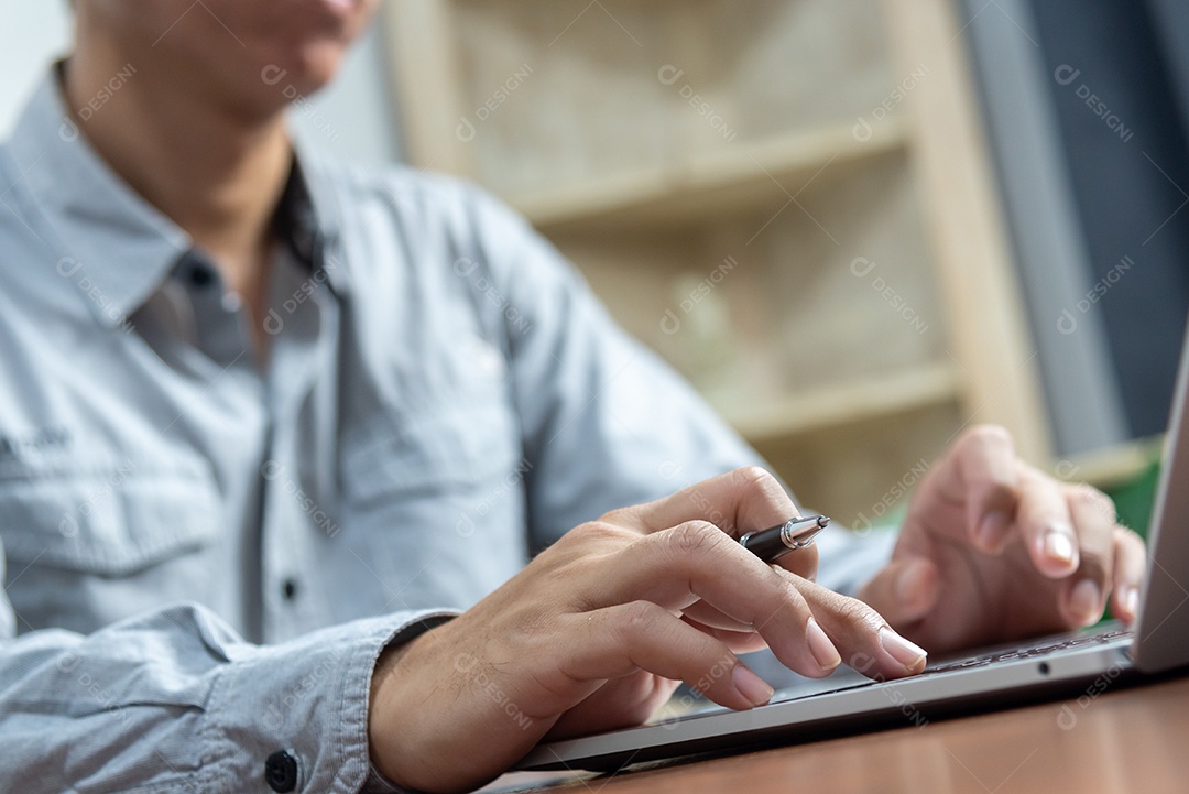 Feche o homem trabalhando e digitando no teclado do computador portátil Trabalhe em home office, teletrabalho, conceito de aprendizado on-line.