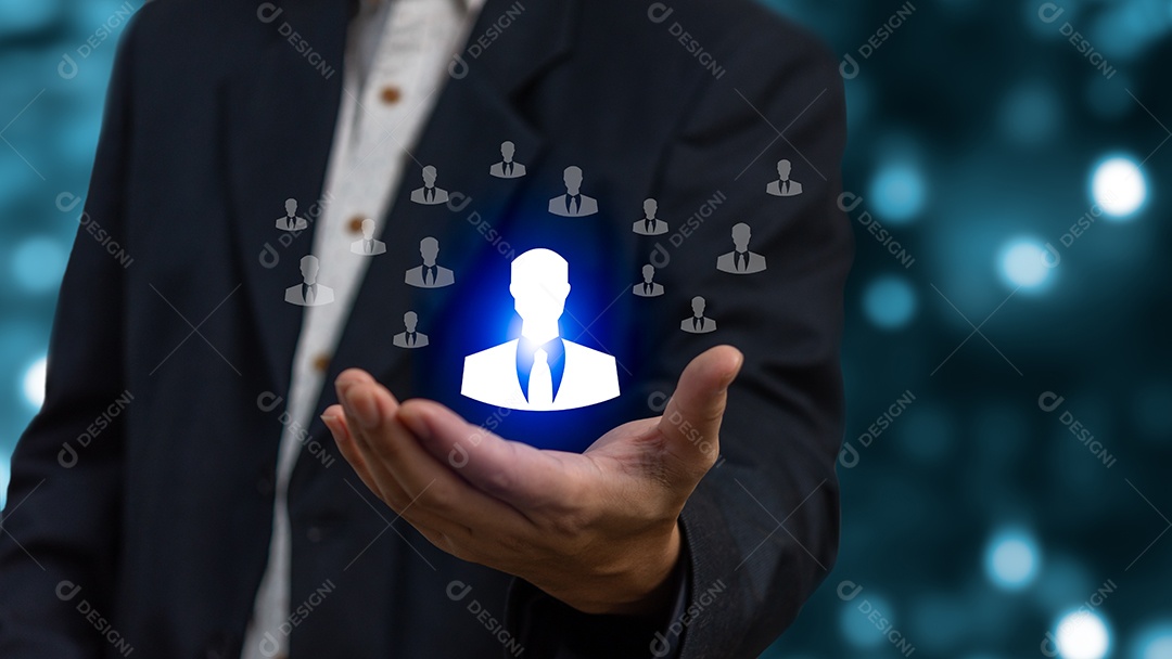 Foco do vidro da lupa para o ícone do gerente, que está entre os ícones da equipe para liderança de recrutamento de desenvolvimento humano e conceito de grupo- alvo do cliente.