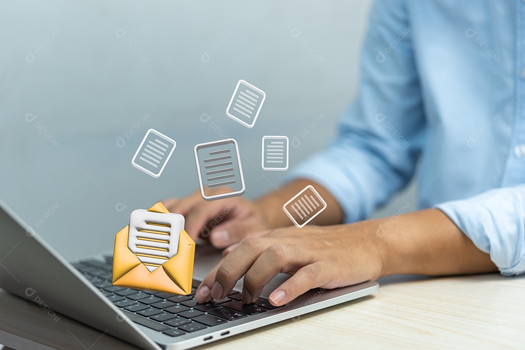 Empresário usando computador laptop verificando o ícone de e-mail on-line ou enviando e-mail para parceiro e cliente na web com o conceito de tecnologia de interface virtual.