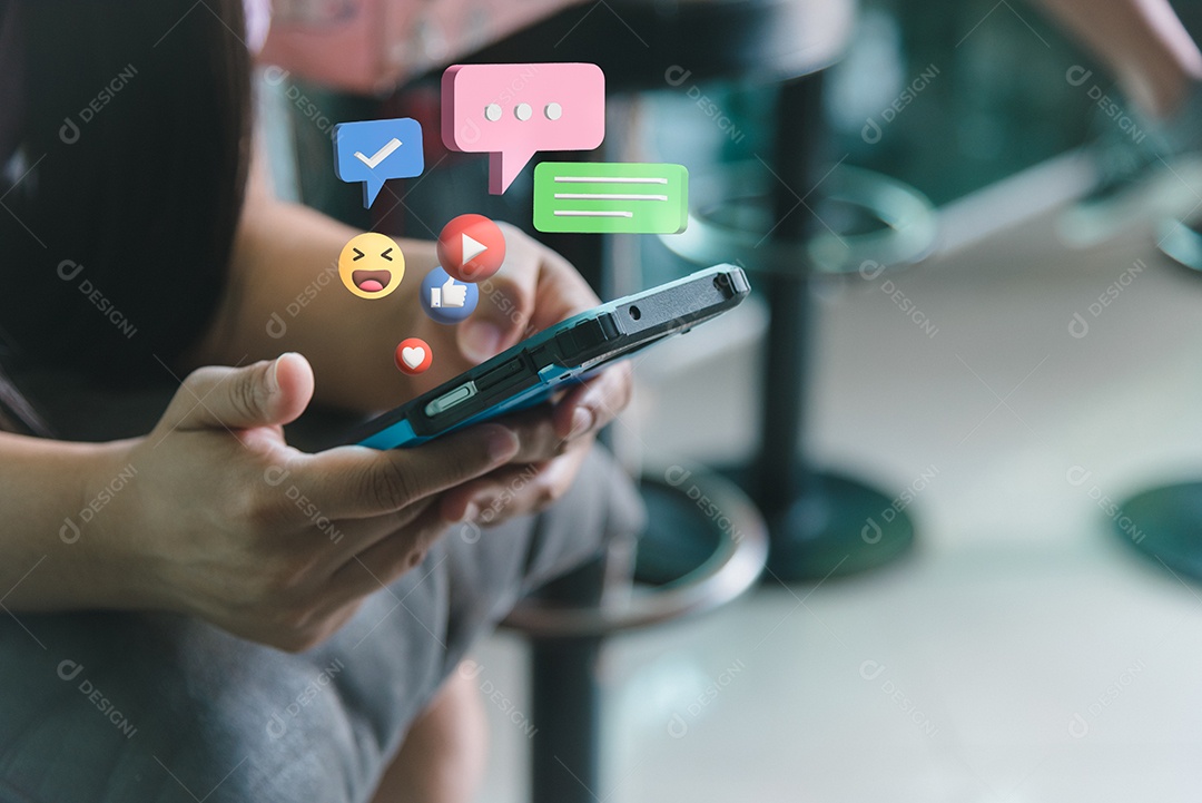 Mulher segurando o ícone de mídia social do smartphone móvel e o conceito de negócio de tecnologia de marketing de internet digital de comunicações.