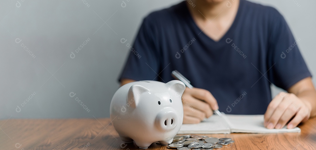 Economizando moeda de pilha de dinheiro e cofrinho financiamento de investimento financeiro economia bancária e conceito de negócio de lucro fiscal.