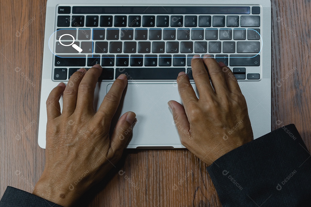 Informações on-line de tecnologia de dados de otimização de mecanismo de pesquisa. Homem que usa o laptop do computador do teclado.