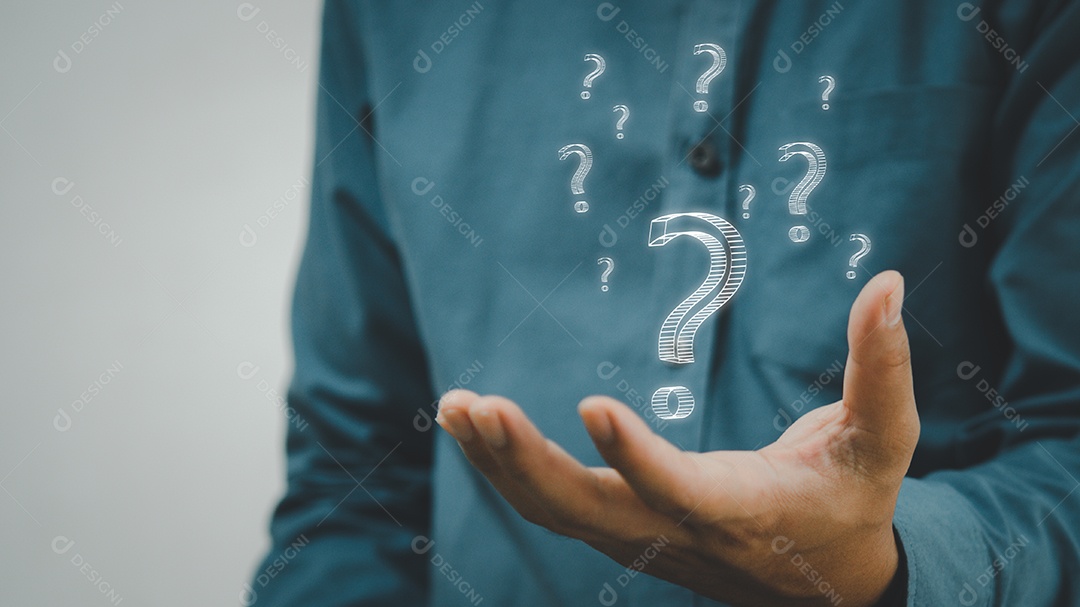 Ícone de homem de negócios questiona marcas na tela virtual no interrogatório.