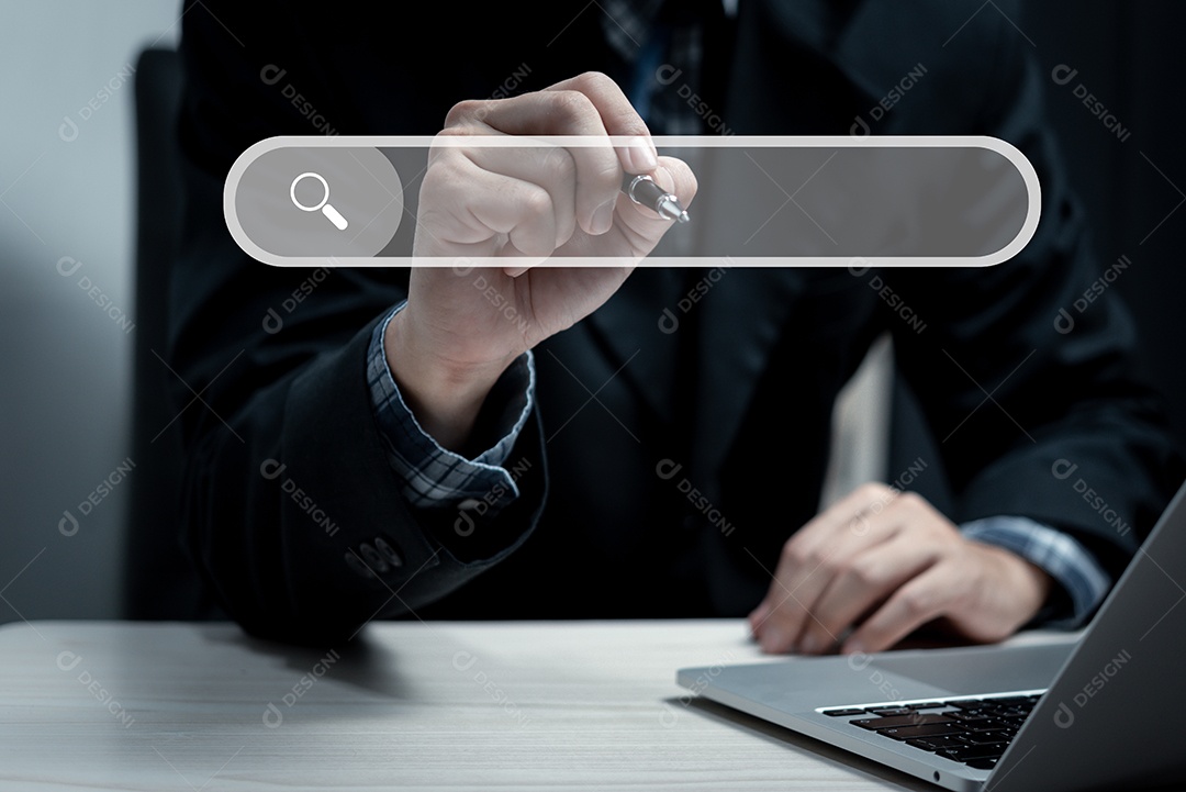 Homem usando computador laptop on-line navegando na internet pesquisa informações site rede social mídia e tecnologia de negócios de comunicação.Homem usando computador laptop on-line navegando na internet pesquisa informações site rede social mídia e