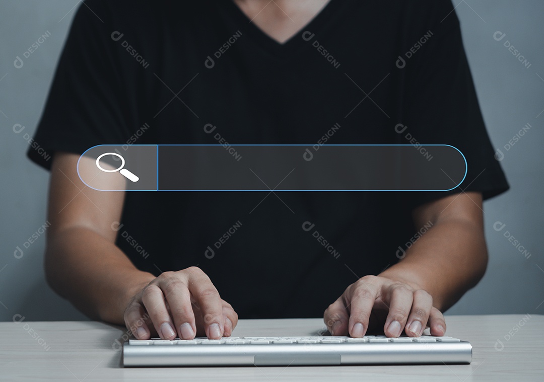 Homem usando computador laptop on-line navegando na internet pesquisa de negócios site rede social media e tecnologia de comunicação.