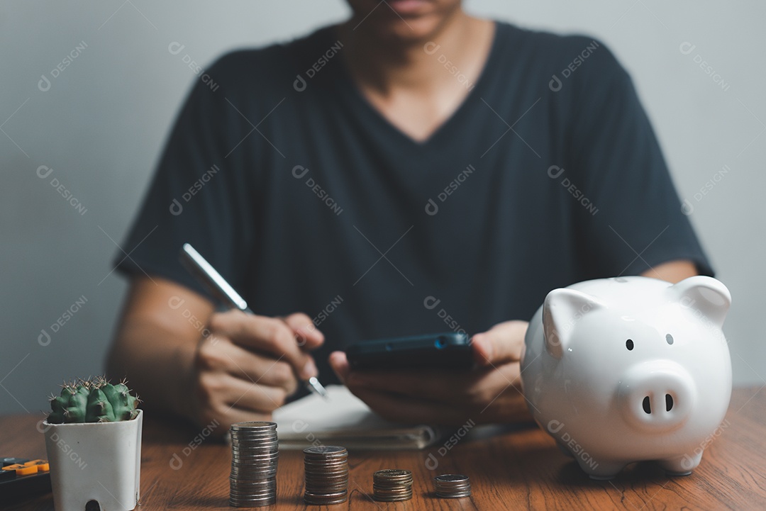 Economizando moeda de pilha de dinheiro e cofrinho financiamento de investimento financeiro economia bancária e conceito de negócio de lucro fiscal.