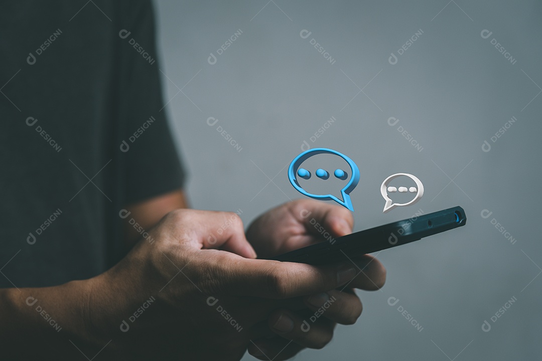 Mão de homem digitando na web digital de smartphone móvel conversando no aplicativo e no discurso de bolha de ícone de rede social 3D.