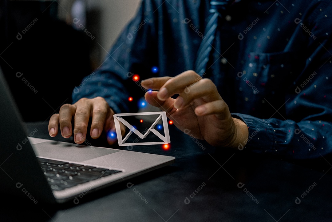 Empresário usando laptop de computador e verificando o ícone de e-mail 3D online ou enviando e-mail para parceiro e cliente na web com conceito de tecnologia de interface virtual.