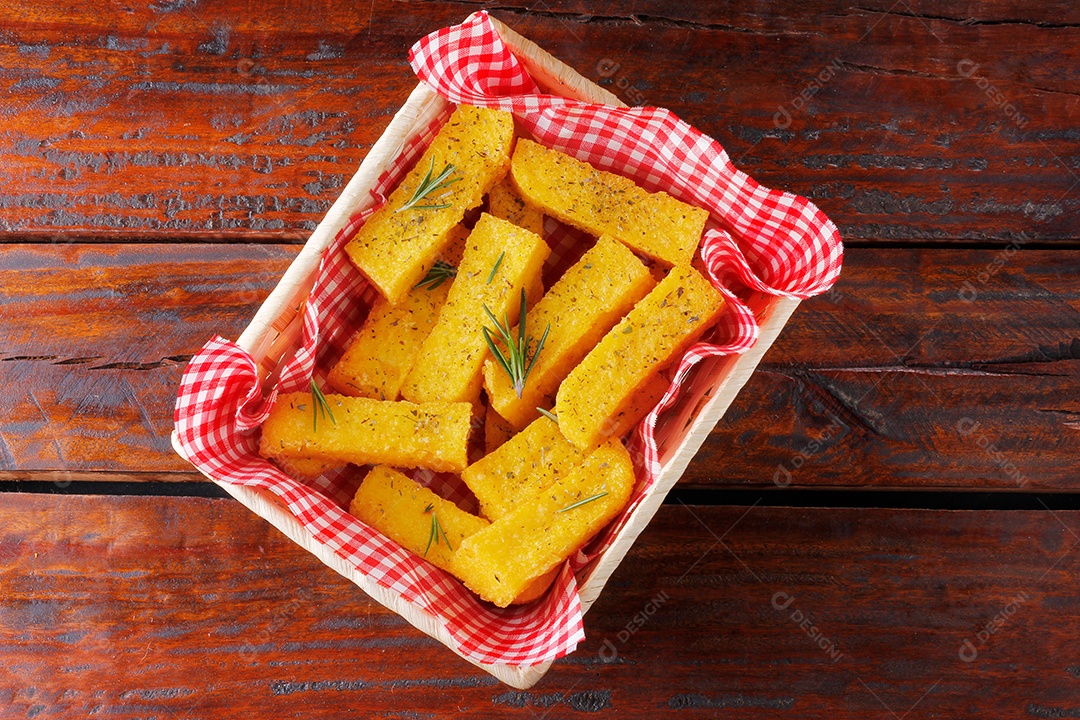 Polenta frita varas na cesta mesa de madeira rústica. Vista do topo