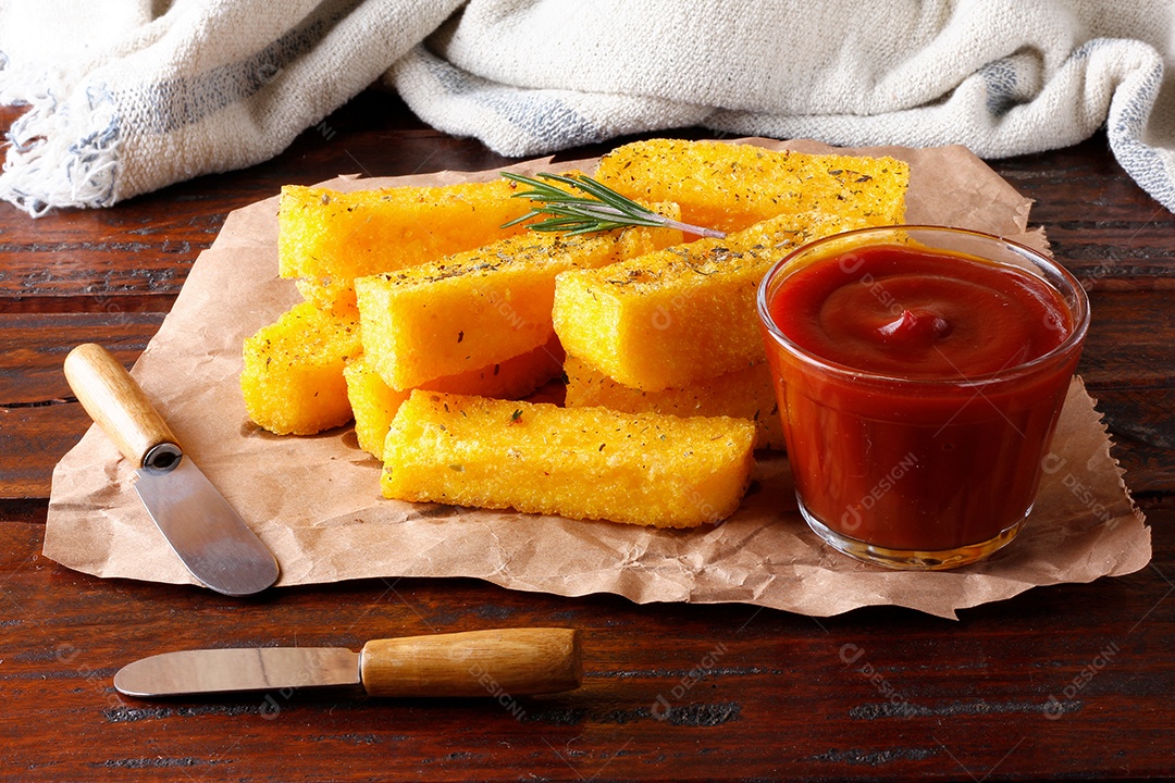 Polenta frita varas na cesta mesa de madeira rústica. Vista do topo