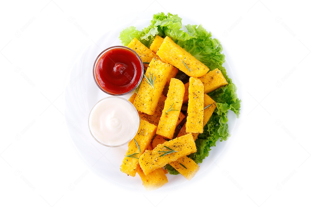 Polenta frita no prato isolado no fundo branco. vista do topo