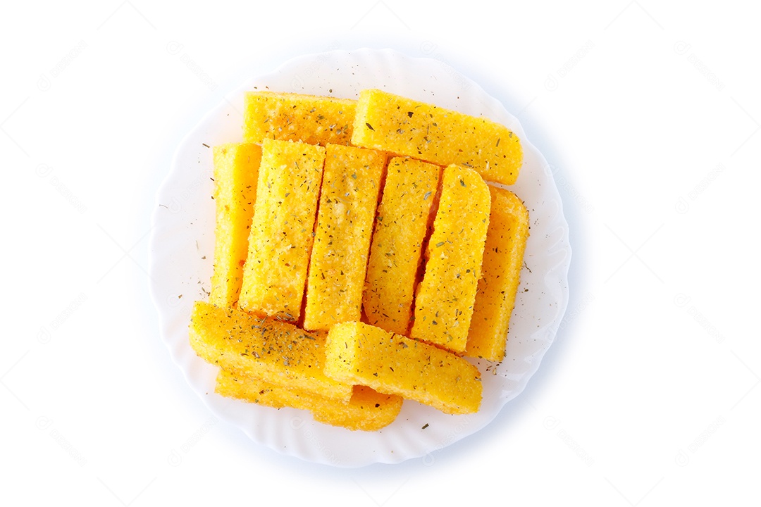 Polenta frita no prato isolado no fundo branco. vista do topo