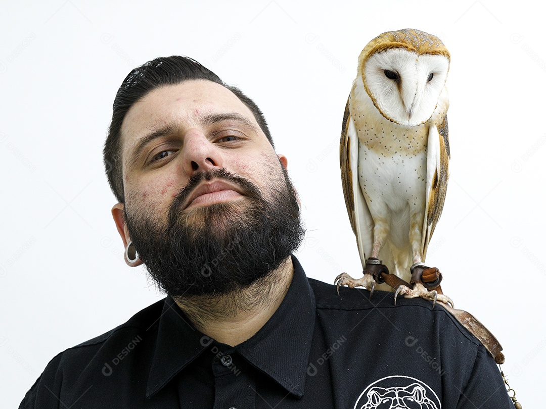 Ave sobre ombro de uma homem