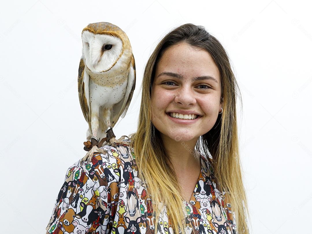 Ave sobre ombro de uma mulher