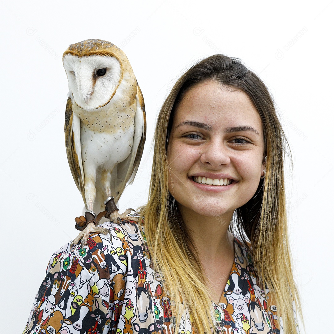 Ave sobre ombro de uma mulher