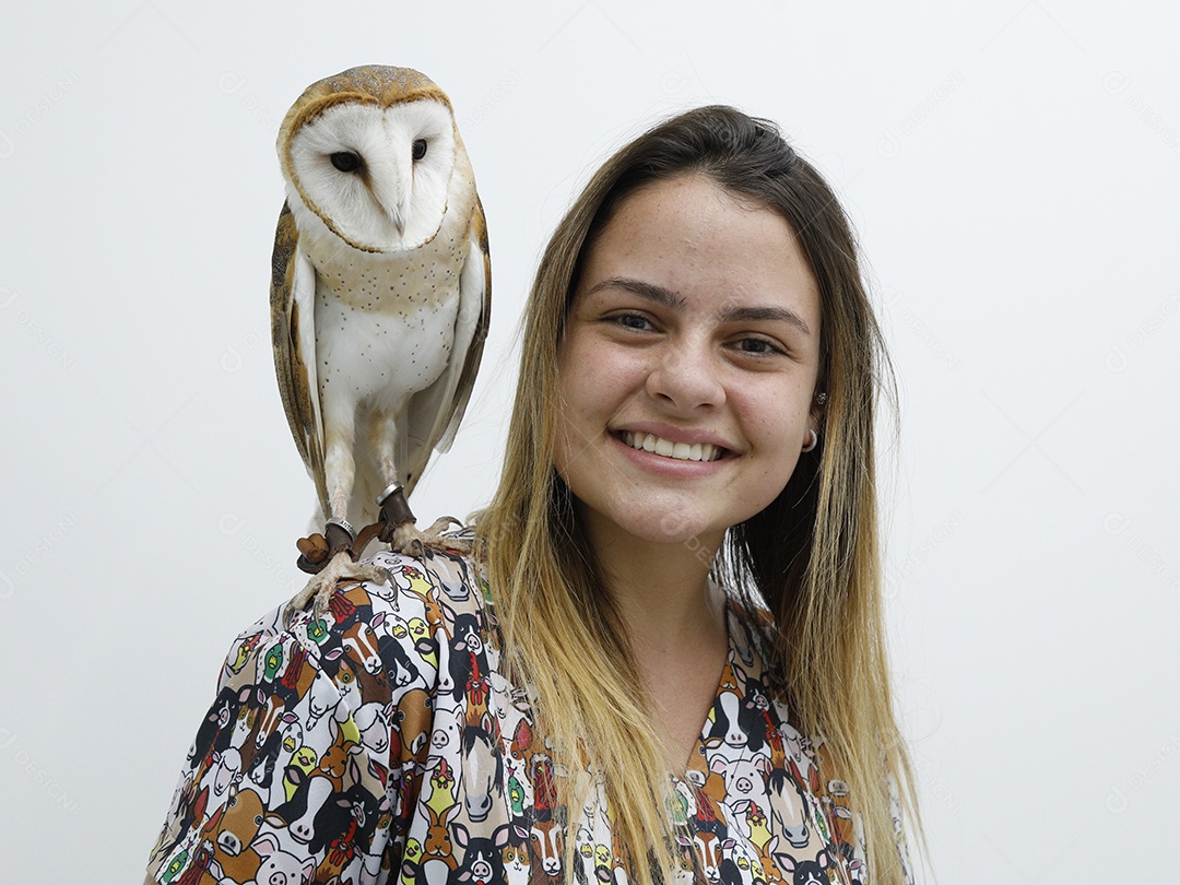 Ave sobre ombro de uma mulher