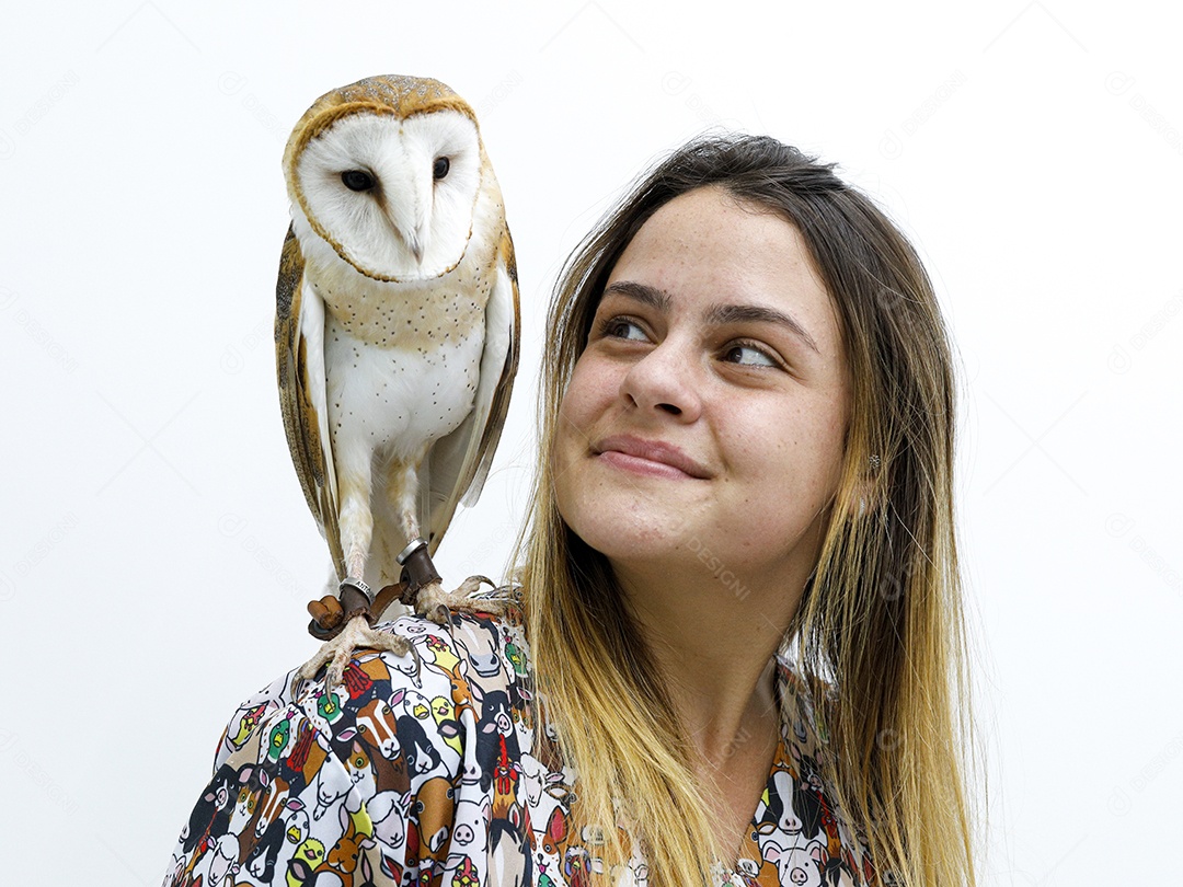 Ave sobre ombro de uma mulher