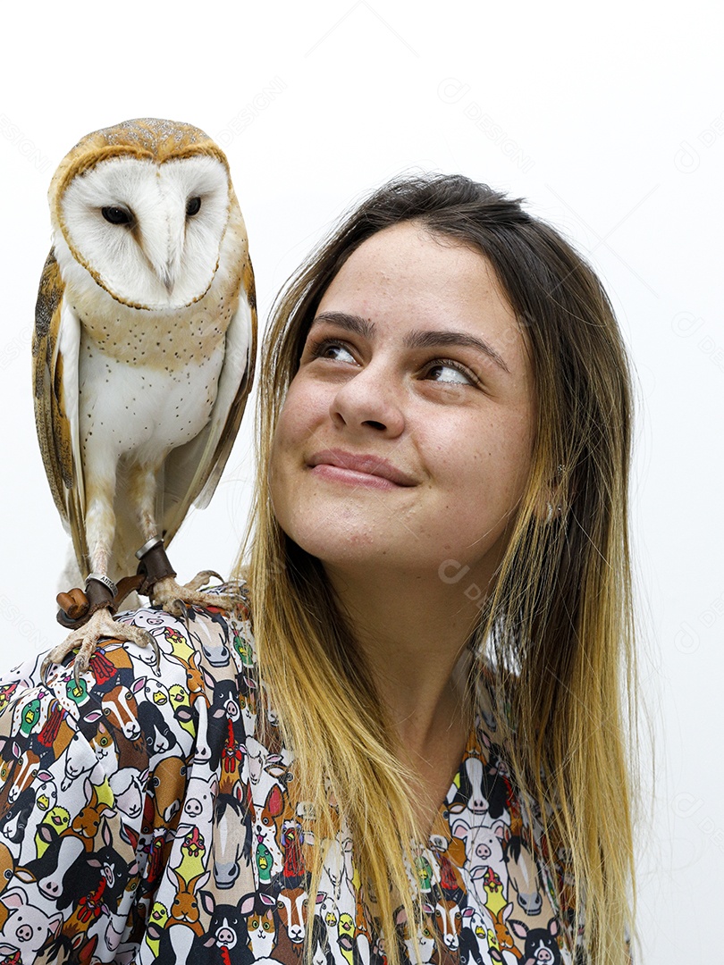 Ave sobre ombro de uma mulher